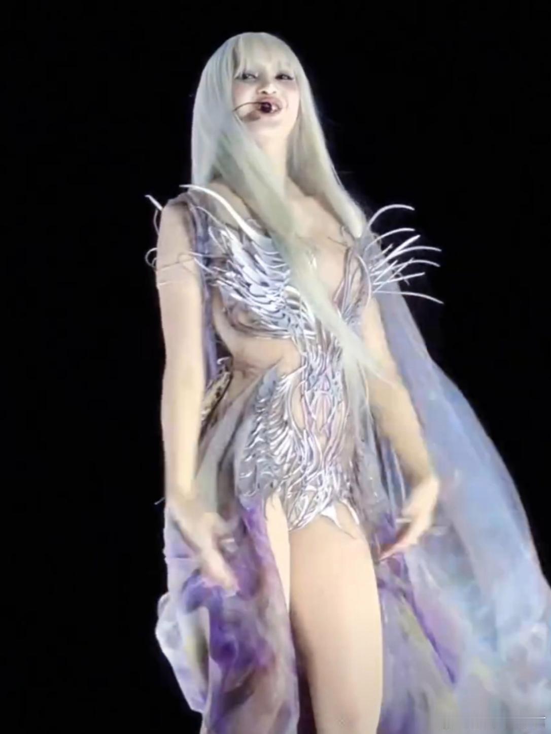 Lisa天使降临LISA为了舞台效果，身穿品牌高定服装，把头发染成灰白发色，犹