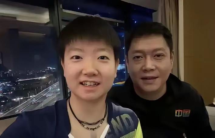 有一首歌叫《懂你》，把这首歌送给莎莎和老邱，莎莎说：没有邱导就没有今天的我；老邱