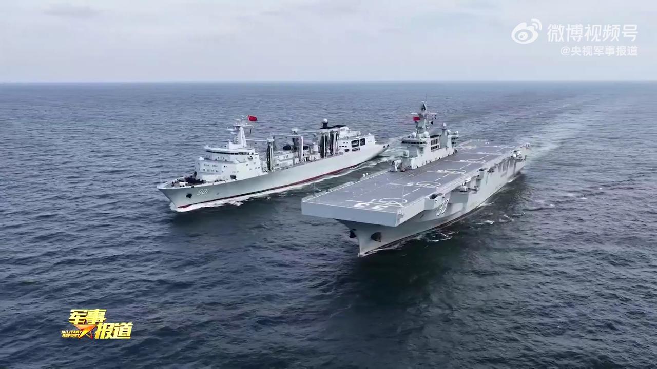 901大型补给舰和075两栖攻击舰进行海上横向补给，两攻这类大型航空舰艇，在作战