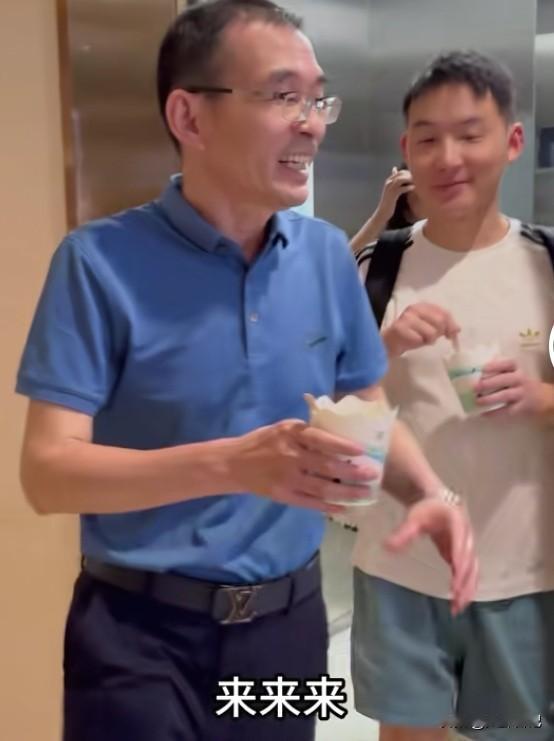 谢岳和谢浩南终于父子同框，真是可喜可贺啊！谢岳叫儿子叫了三次老板，急着让位？