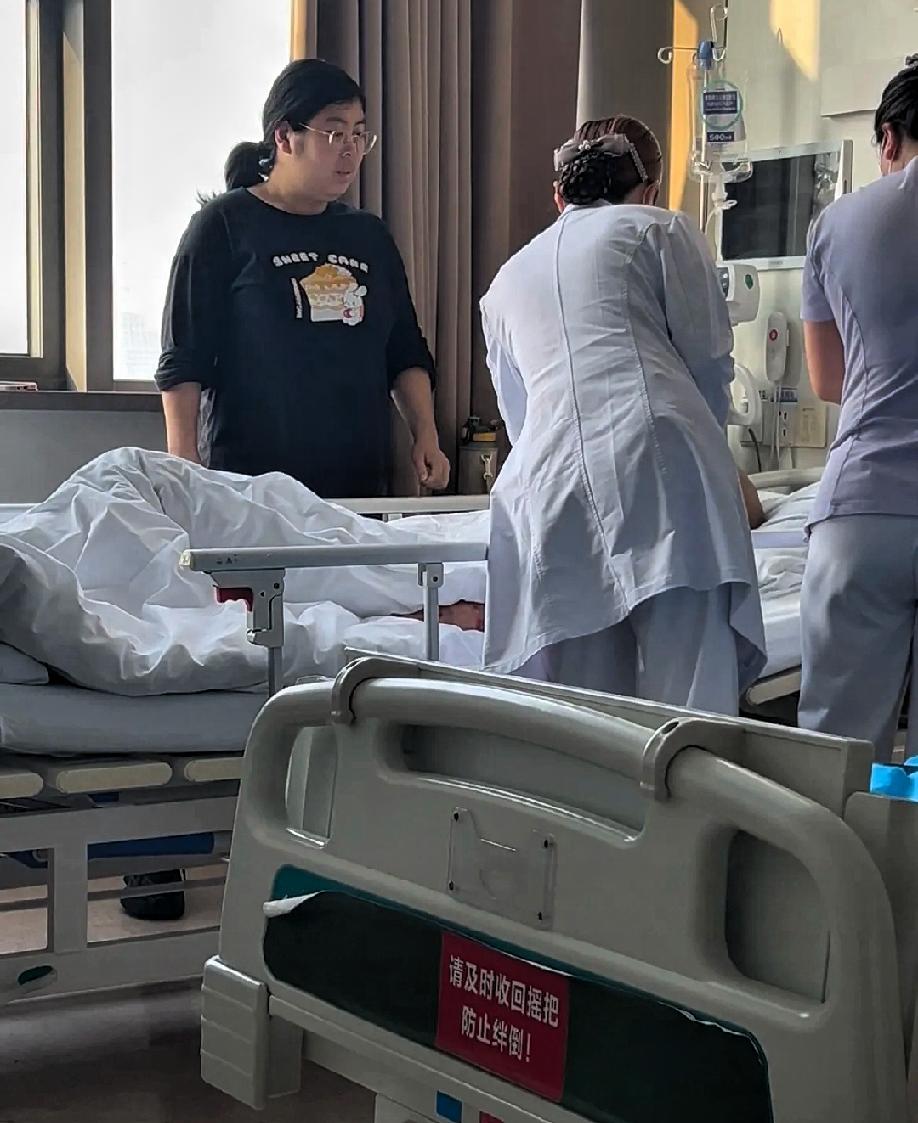 在天津第一中心医院，遇到一位可怜的姑娘。她是独生女儿，父亲今年57岁，因