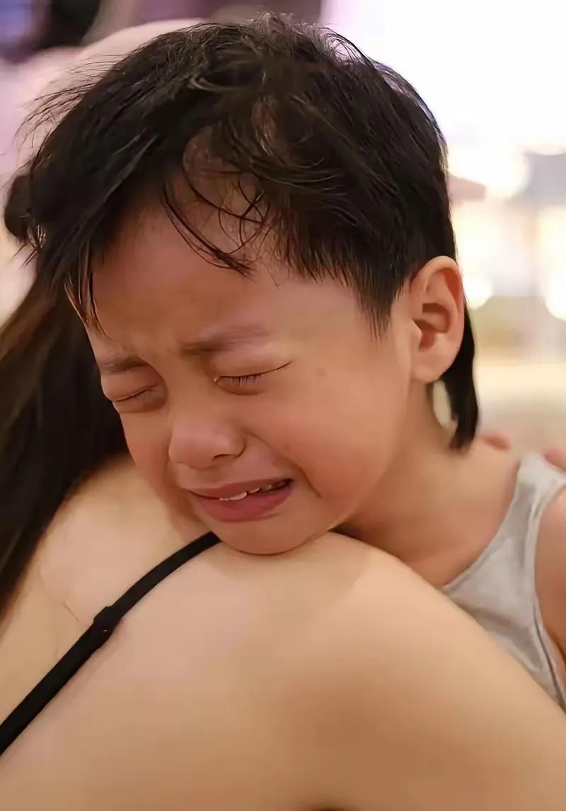 堂哥的同学多年无子，福利院抱养一男孩，不到两年后怀孕了，把孩子送回去了，男孩哭的