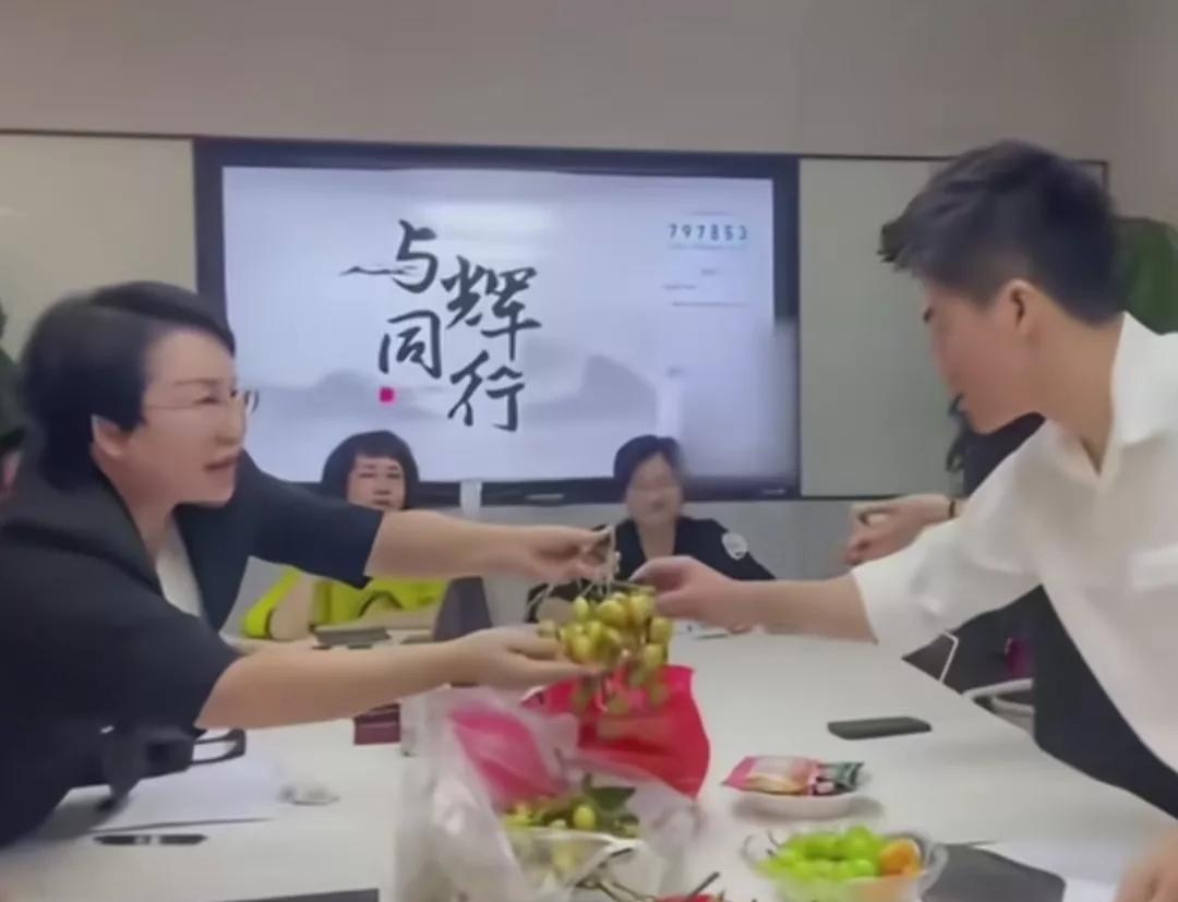广西的领导终于把现场图发来了，网友还在好奇，黄皮果到底是什么情况？董宇辉上次直
