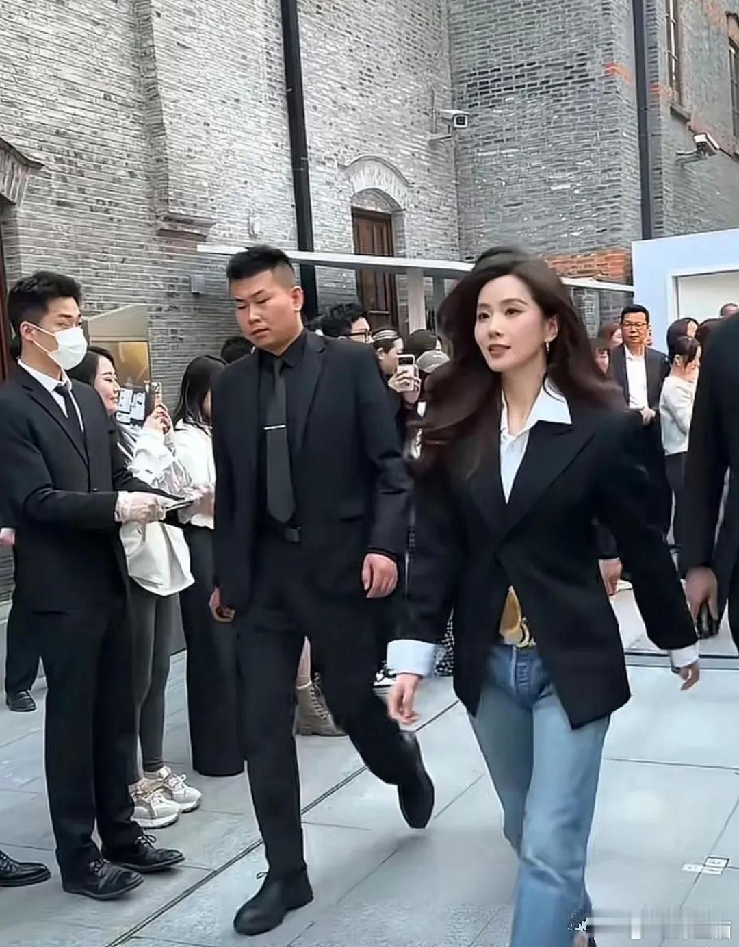 原来女明星穿牛仔裤也逃不过这种命运啊​​​