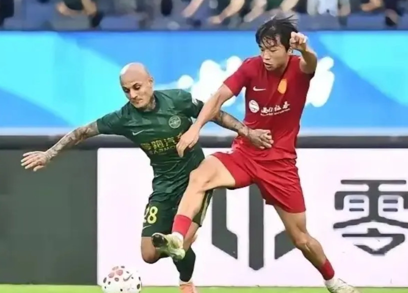 重庆铜梁龙李镇全不是第一个防到外援情绪失控吃红牌的中国球员！大家不要忘记了蓉城还