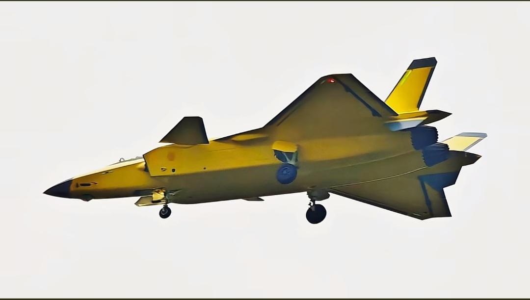 J-20完全体来了！搭载量产型WS-15发动机的歼-20A战机与机身完美契合，与