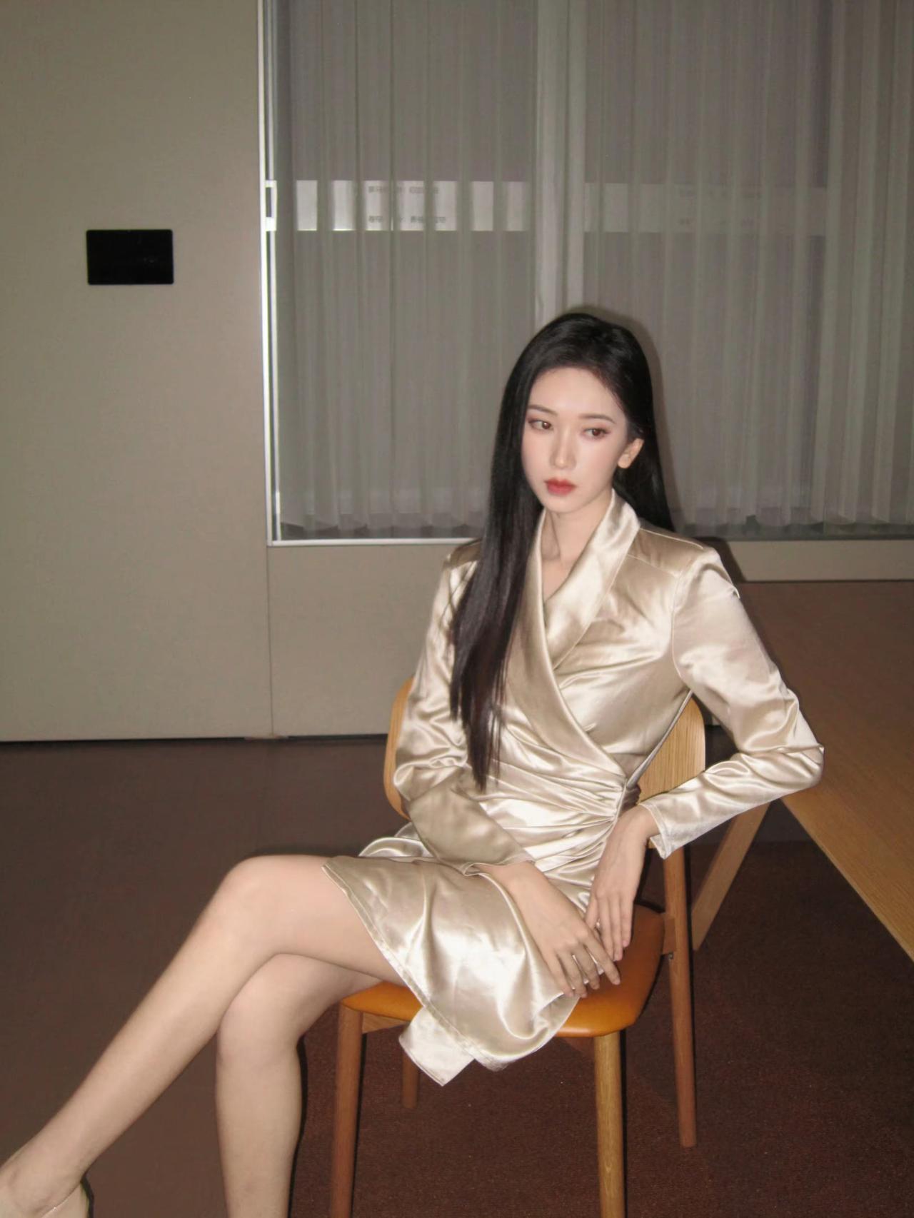 香槟色缎面裙穿着