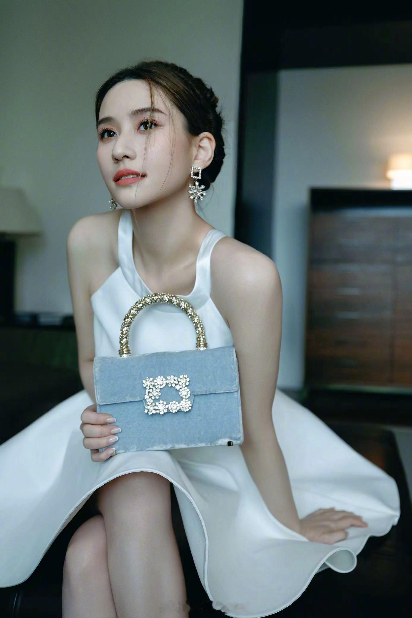 何超莲白色露肩裙造型