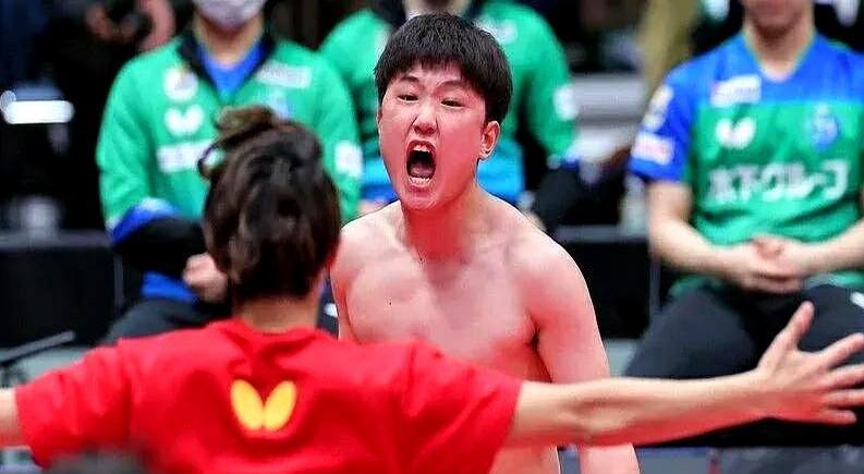 坏了！王楚钦有压力了！张本美和这波操作太有意思了，直接空降成都队训练基地！