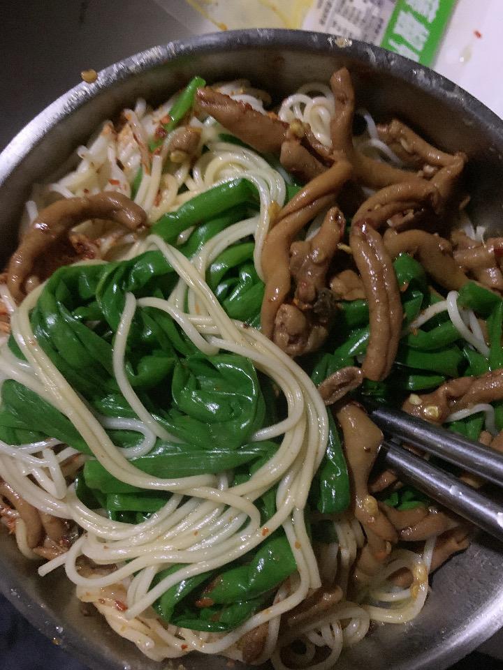 没有什么是一碗面解决不了的；如果有，那就两碗！在生活的酸甜苦辣里，