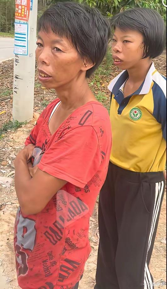 遗传这东西好神奇，母女俩简直一模一样。孩子他爸的基因哪去了？