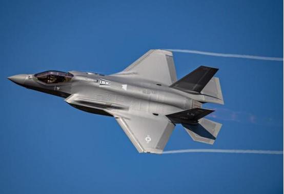 美国F-35又双叒坠毁了！ 当地时间28号那天，阿拉斯加艾尔森空军基地那