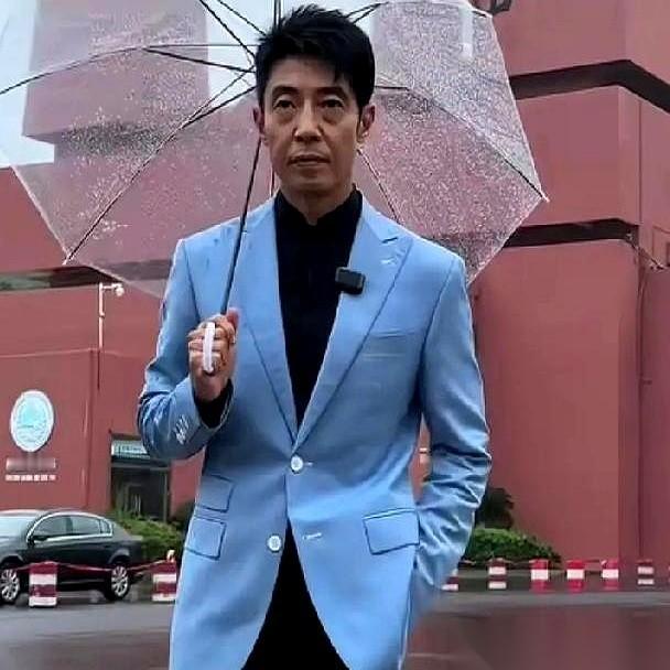 撒贝宁最近在节目里顺嘴秃噜了一句：“只要不上班，就来丹霞山。”这句话前脚刚播完