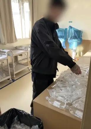 护士值夜班让男友帮她“贴药瓶标签写报告”，医院回应。这起事件引发了公众对职业操