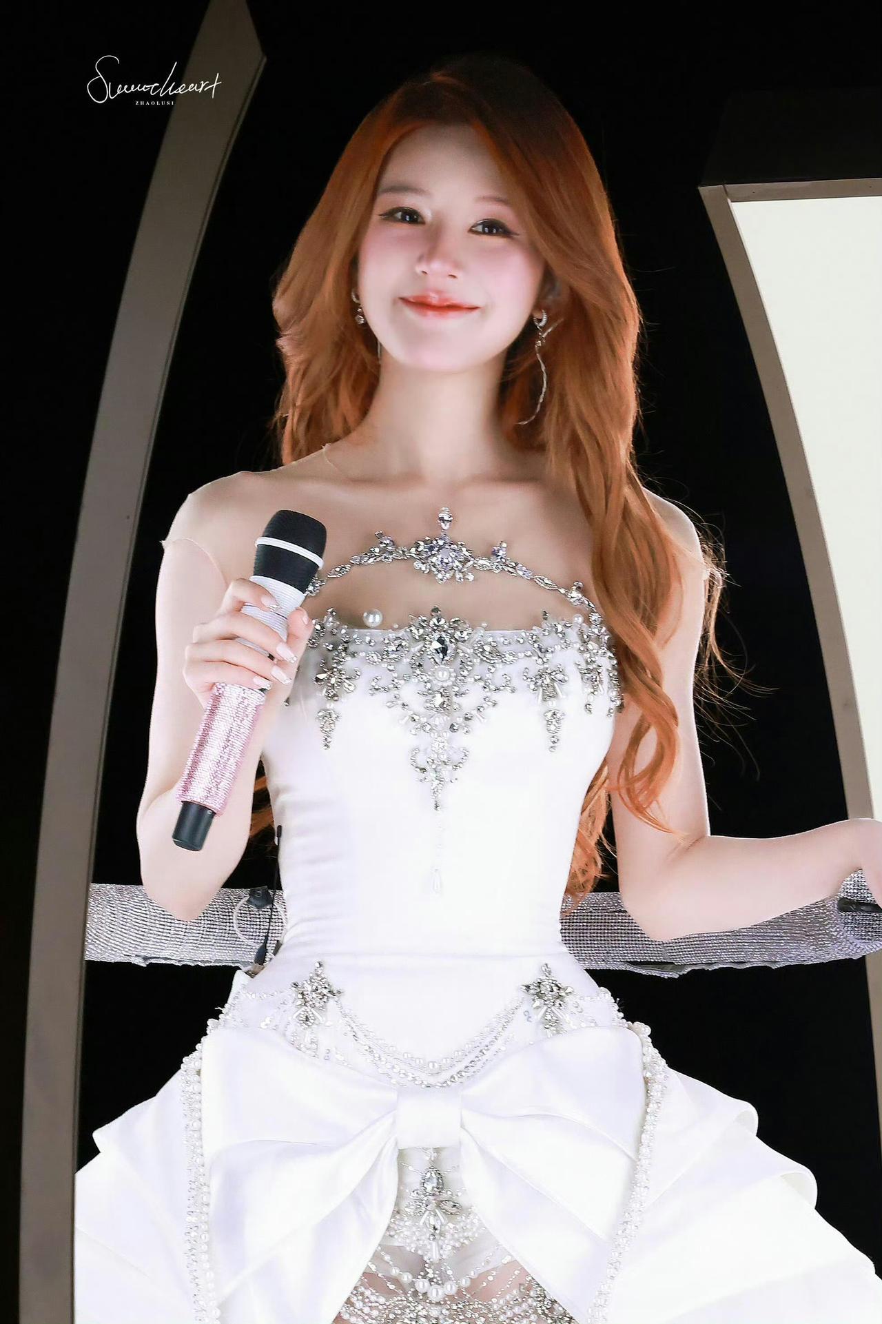 昨天赵露思举行生日会，官宣成立新工作室，而工作室的经纪人李炜正是她的前前老板。