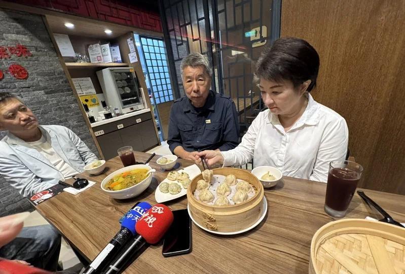 批对手见卢秀燕不选才来张亚中：选的不舒服、没遇可敬对手台中市长卢秀燕今晚（