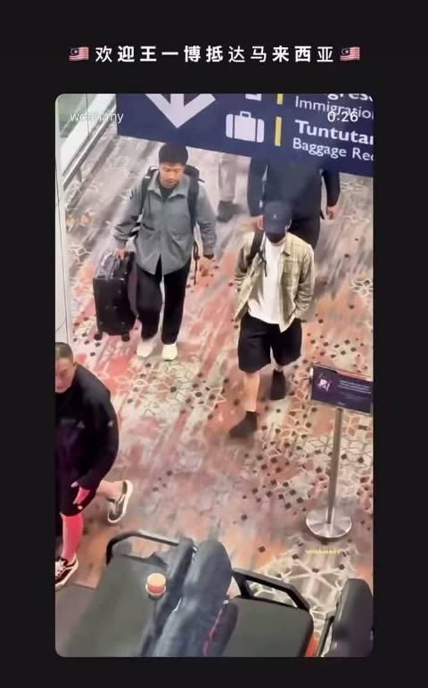 王一博到达马来西亚吉隆坡，兴奋的不仅是摩托姐姐，还有当地媒体！“内娱顶流王一博