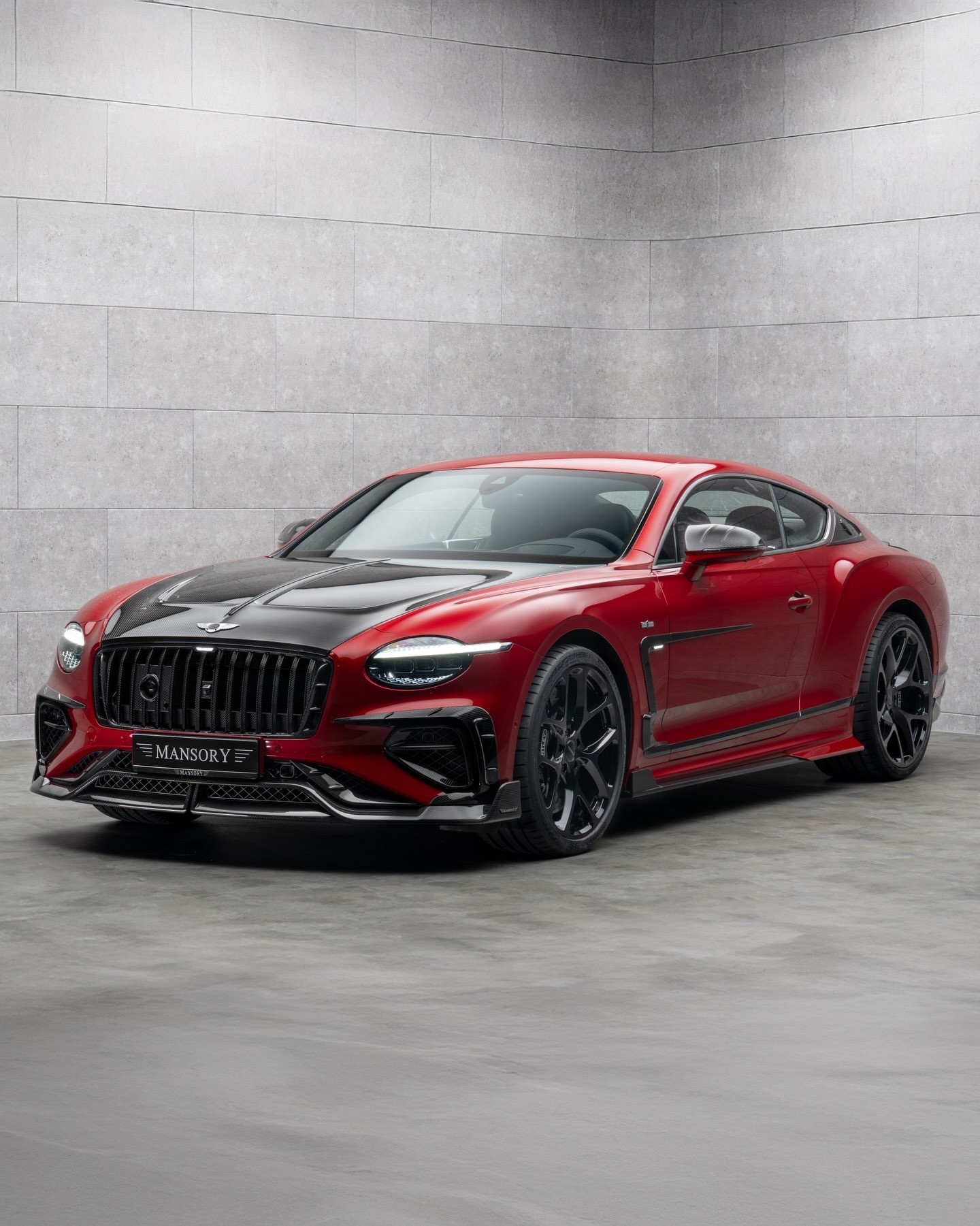 宾利ContinentalGT由MANSORY打造。裸露的锻造碳纤维外观，典型