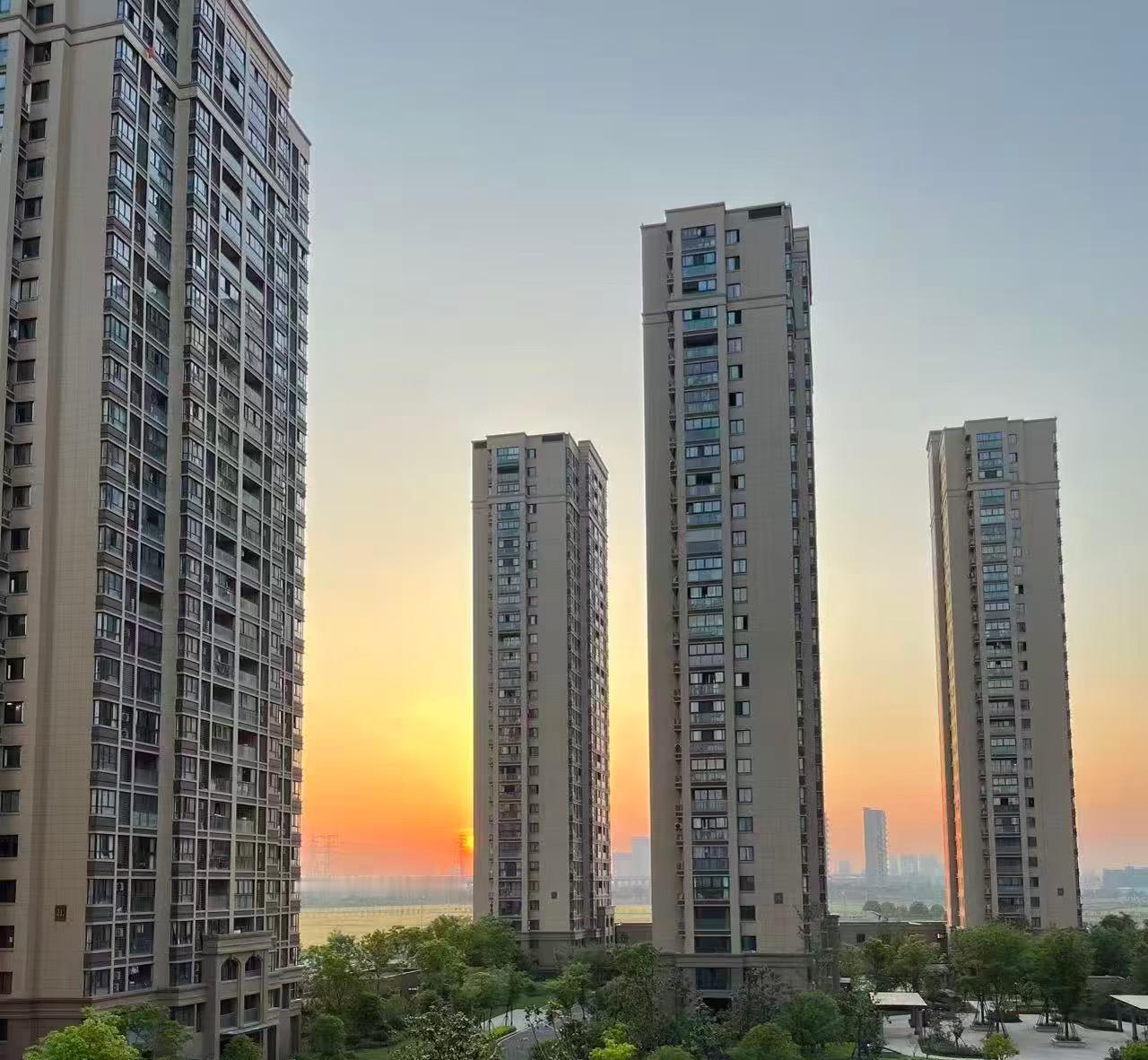 卖房子两个人观点不一样很不好搞，我的房子是19年高位买的，21年搬来的邻居很恶劣
