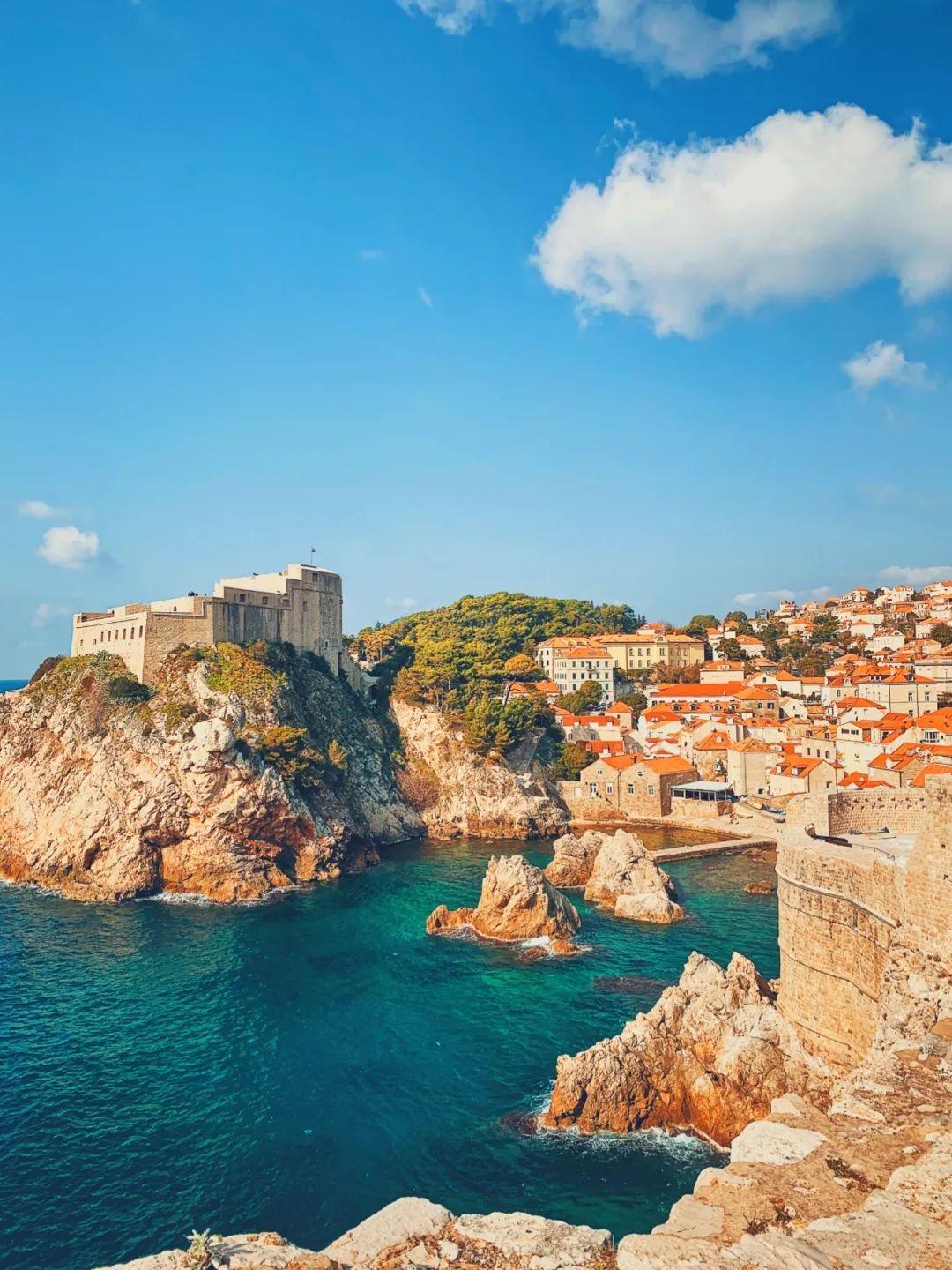 孩子当初考试的时候上的是一本类的学校，但是现在本科类的医学类的不好就业，所以孩子