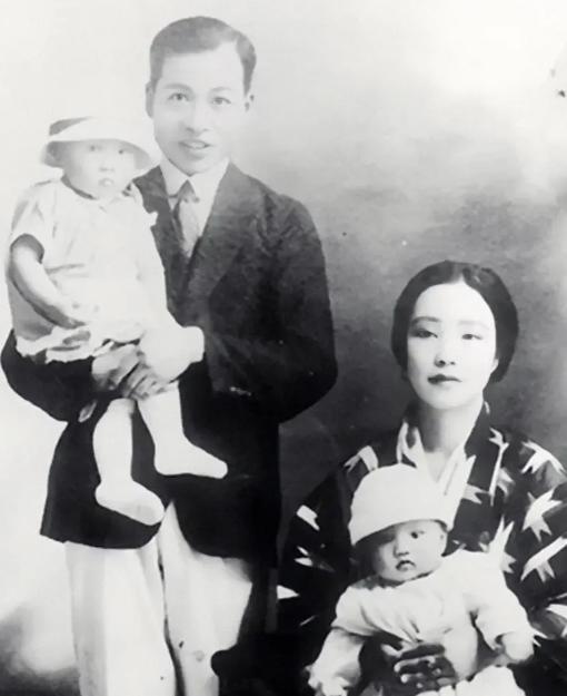 1937年，著名数学家苏步青有一回出门办事去了，他的日本妻子苏米子正在家里洗碗，