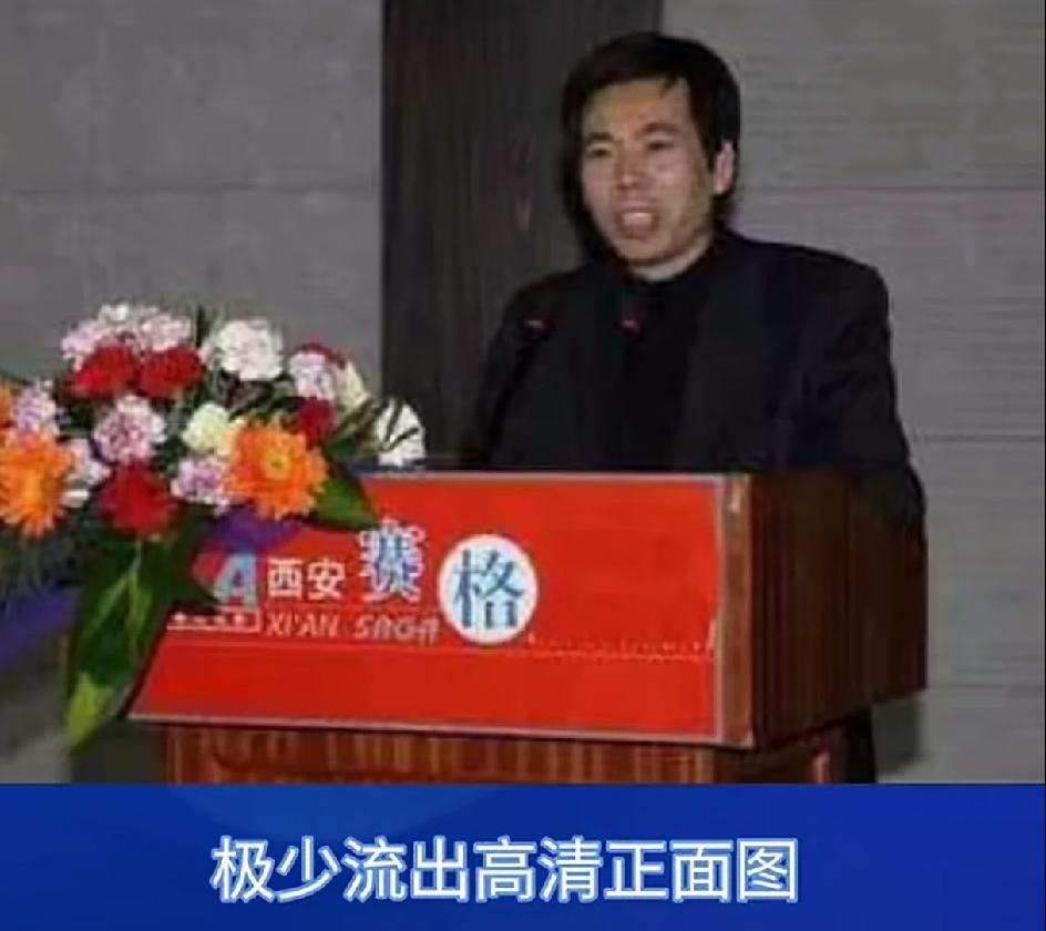 西安赛格集团董事长赵贵，在西安买了一块地，花了20亿建成。商场室内有亚洲第一长扶