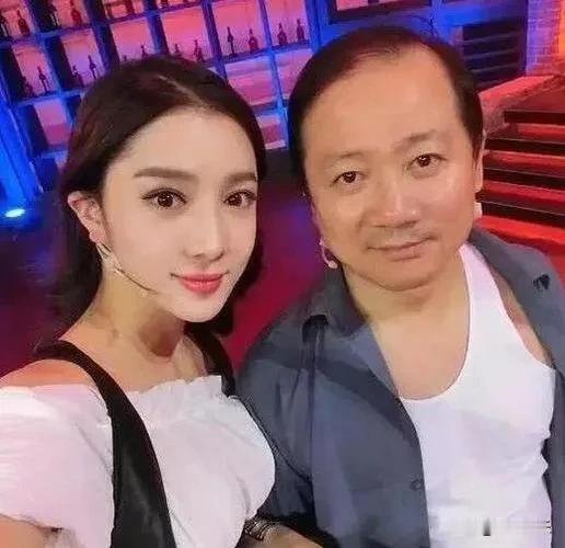 “谢广坤”扮演者唐鉴军被女儿唐畅在直播中控诉，引发热议。唐畅称自己没车没房，租房