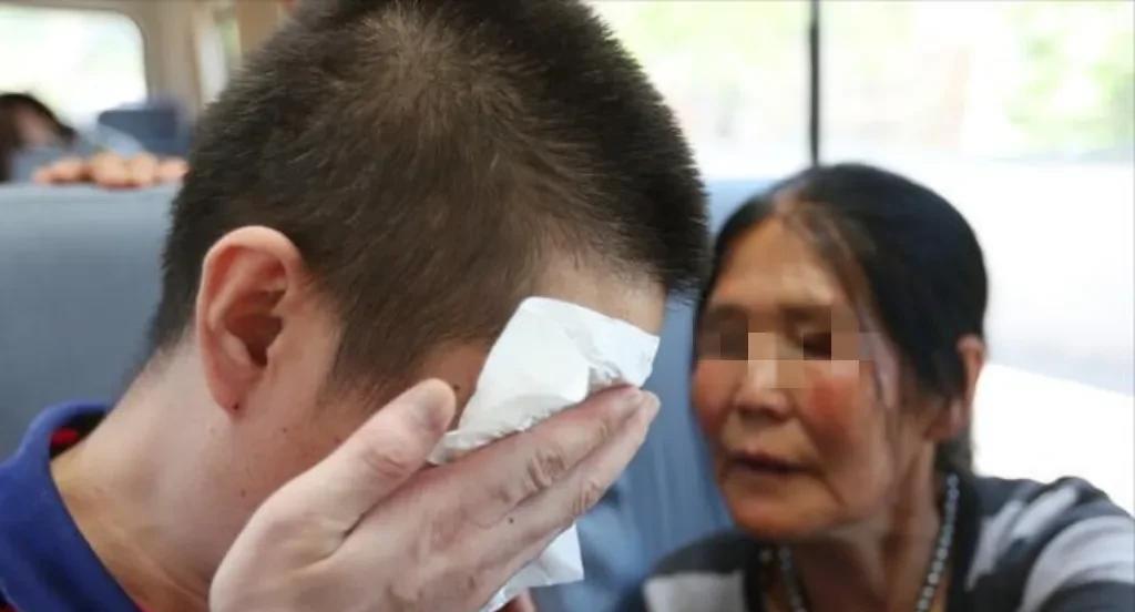甘肃榆中，26岁男子酒后凌晨1点多回到家，被惊醒的父亲火冒三丈，骂他没出息，男子