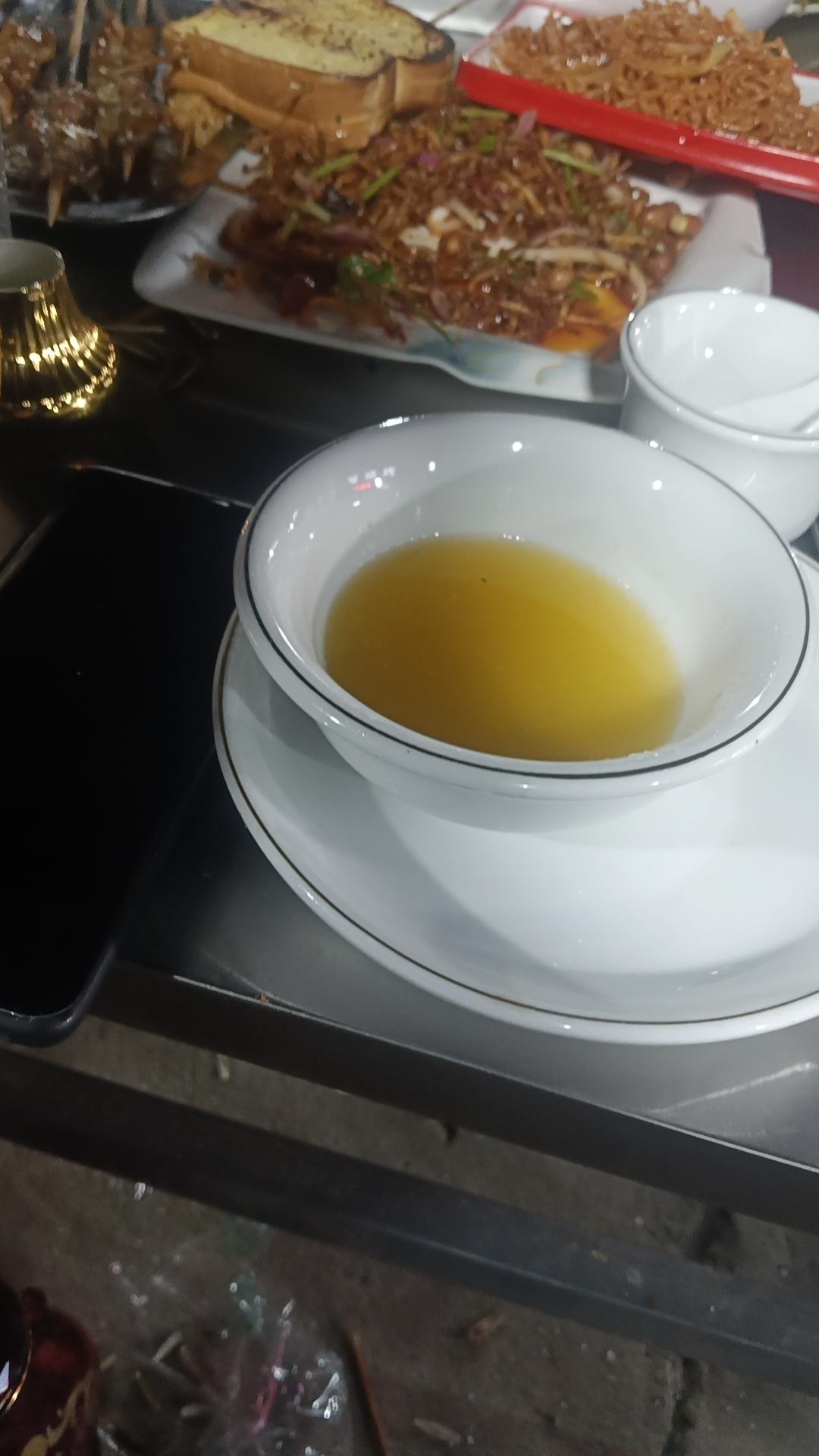 "都在灵堂里给我跪好了！"主家小叔拎着棍子冲进来时，王强正抱着媳妇刷短视频。