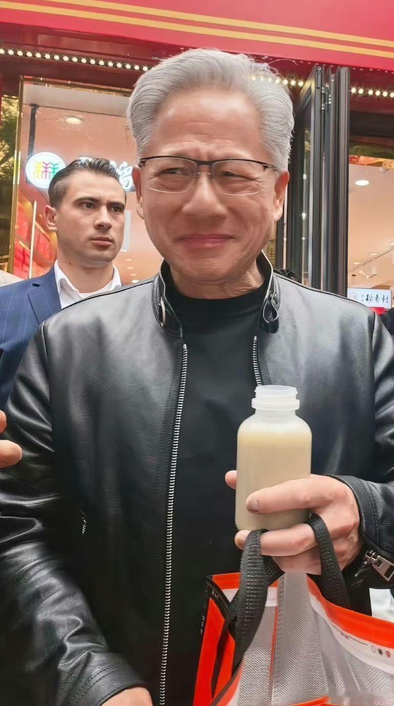 关晓彤老北豆汁配焦圈焦圈救不了我，关晓彤也救不了。黄仁勋表情包，本人已上线。