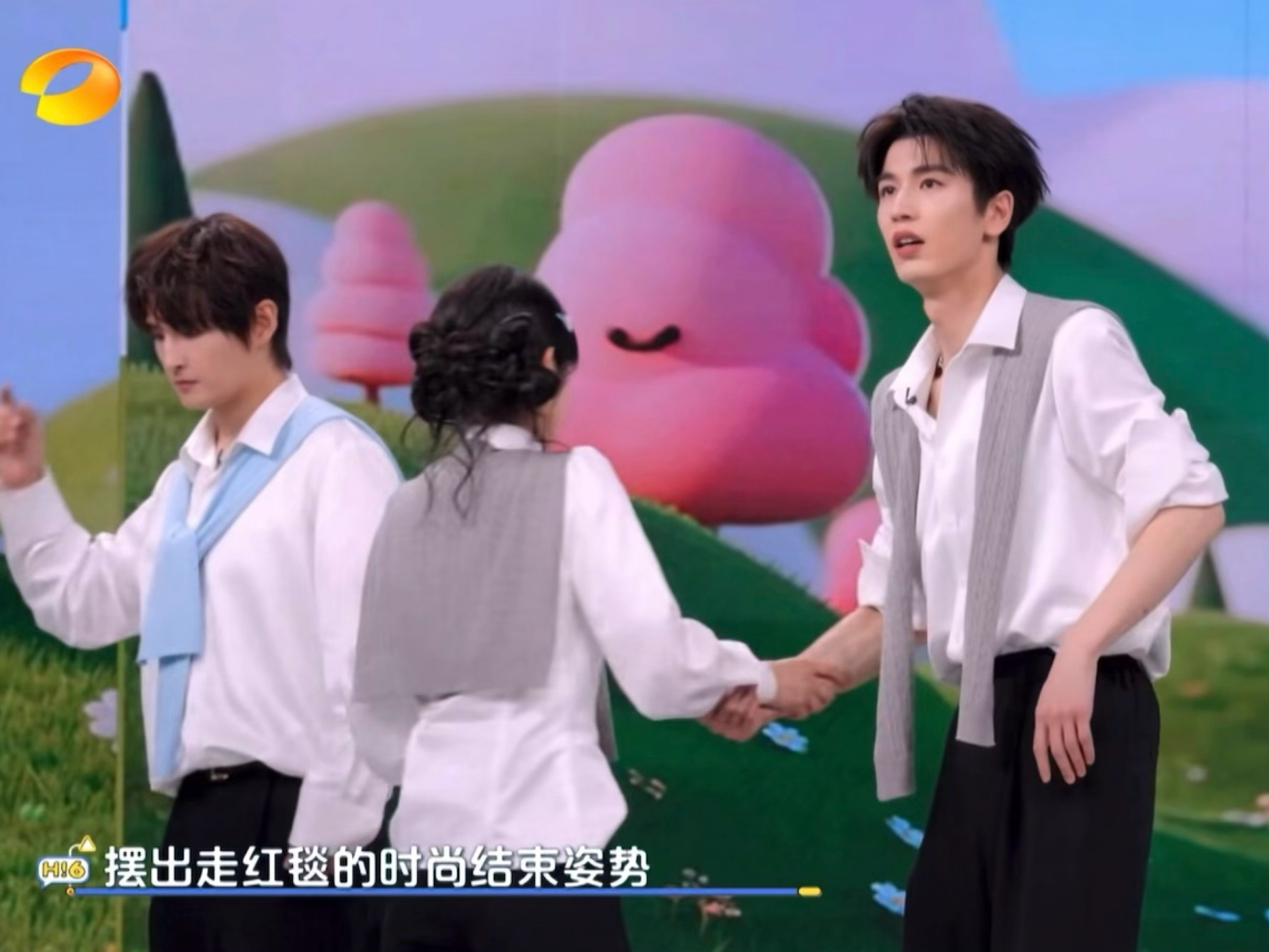 这种下意识的牵手手最好嗑了张凌赫田曦薇下意识的牵手