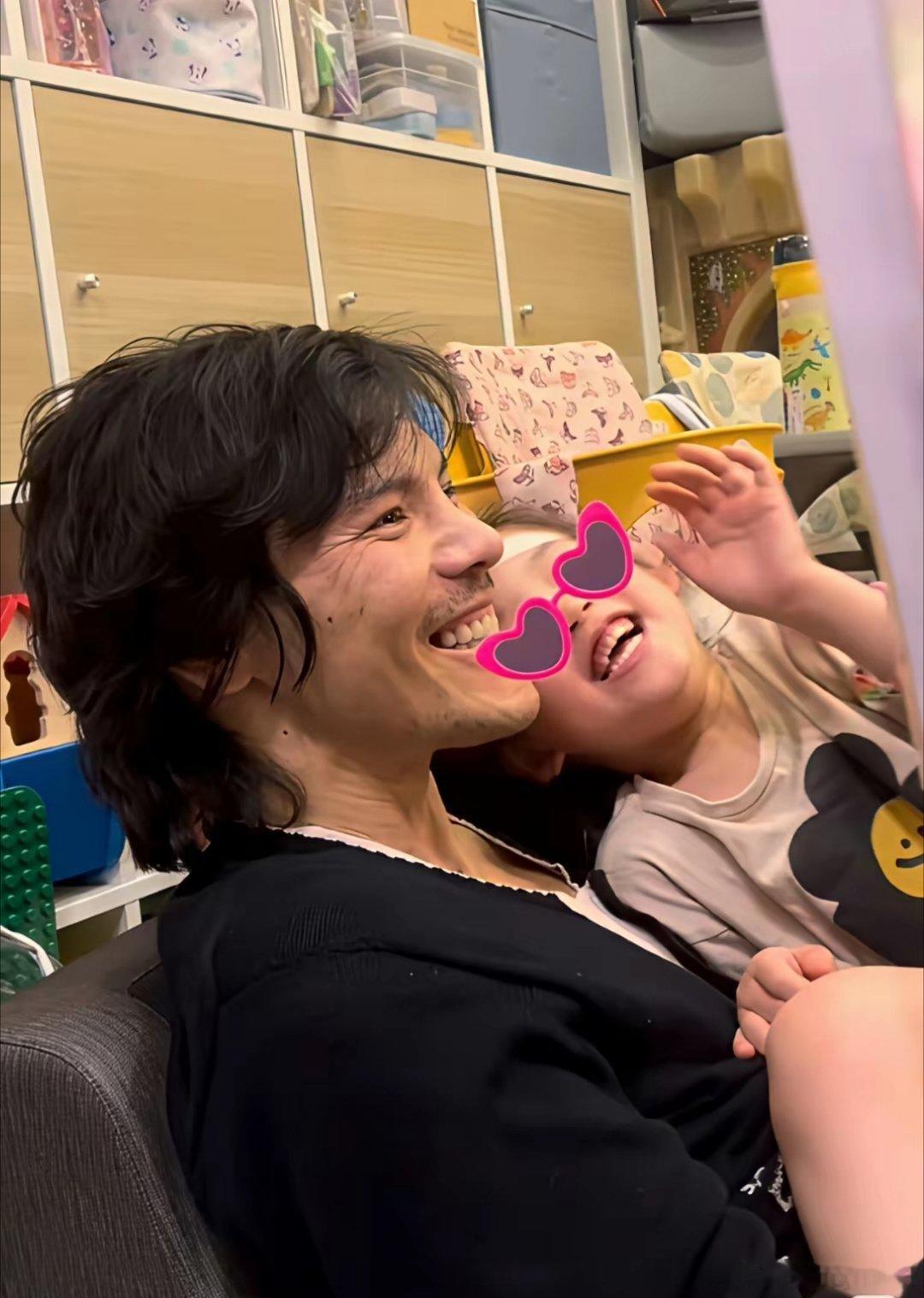 向佐，他不一定是个好儿子，他不一定是个好丈夫，但是她一定是个好爸爸，​都说小孩子