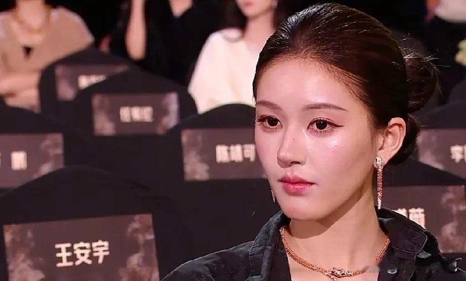 大家发现没？赵露思这次生完病回来，好像变了一个人。以前的她，话多爱笑，粉丝称