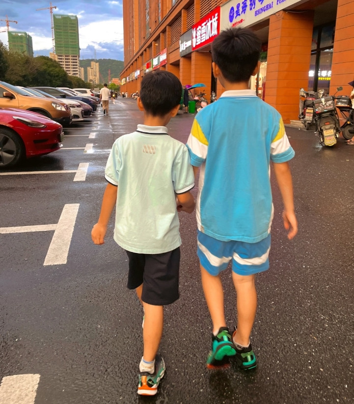 我老婆跑8年了，我独自带孩子，没有任何人帮衬，最难的时候连吃饭都困难，一路扛过来