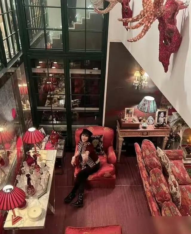 刘嘉玲其实挺悲哀的，这么大这么豪华的豪宅空荡荡的只有她一个人！刘嘉玲虽然和梁朝