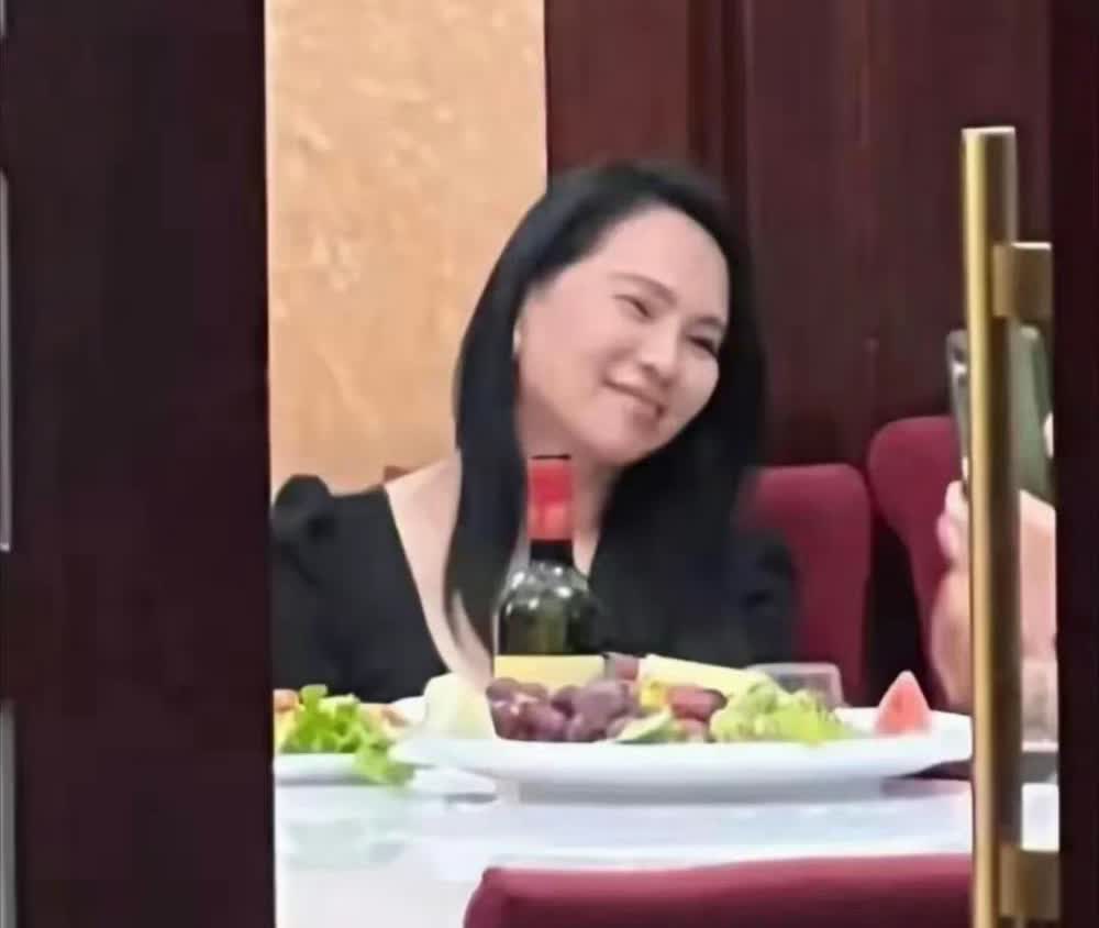 伊能静素颜惊人，网友一看不由得感叹：原来全是“照骗”！伊能静素颜在国外吃