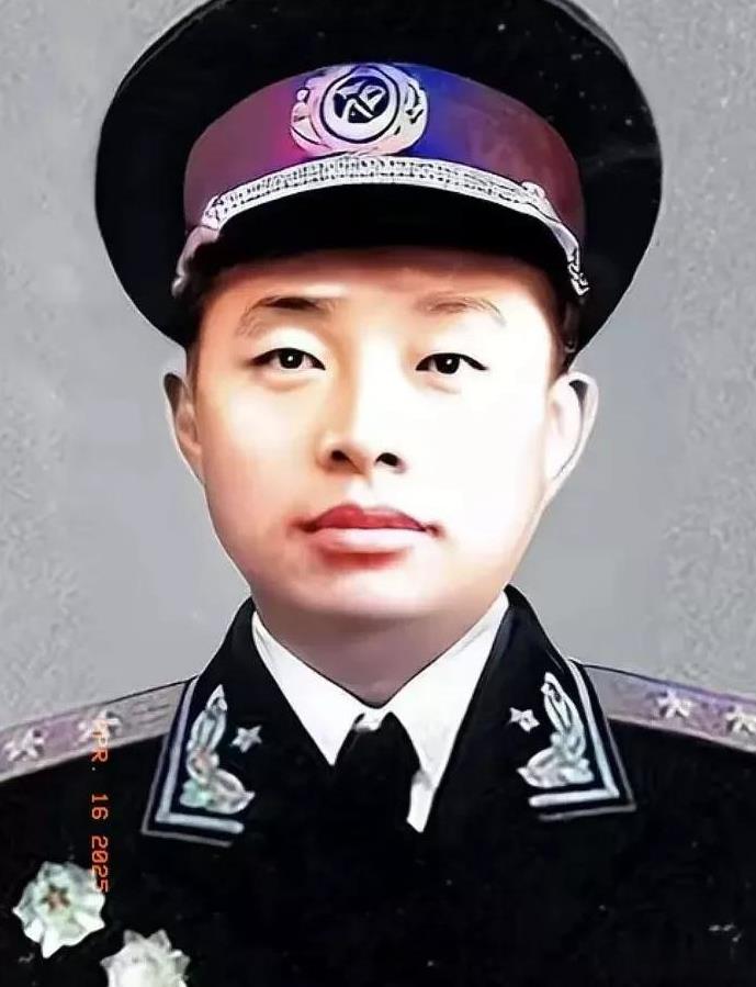 授衔台上，一张年轻稚嫩的面庞，却肩扛中将军衔，着实令人惊叹，不禁让人感叹：时势造