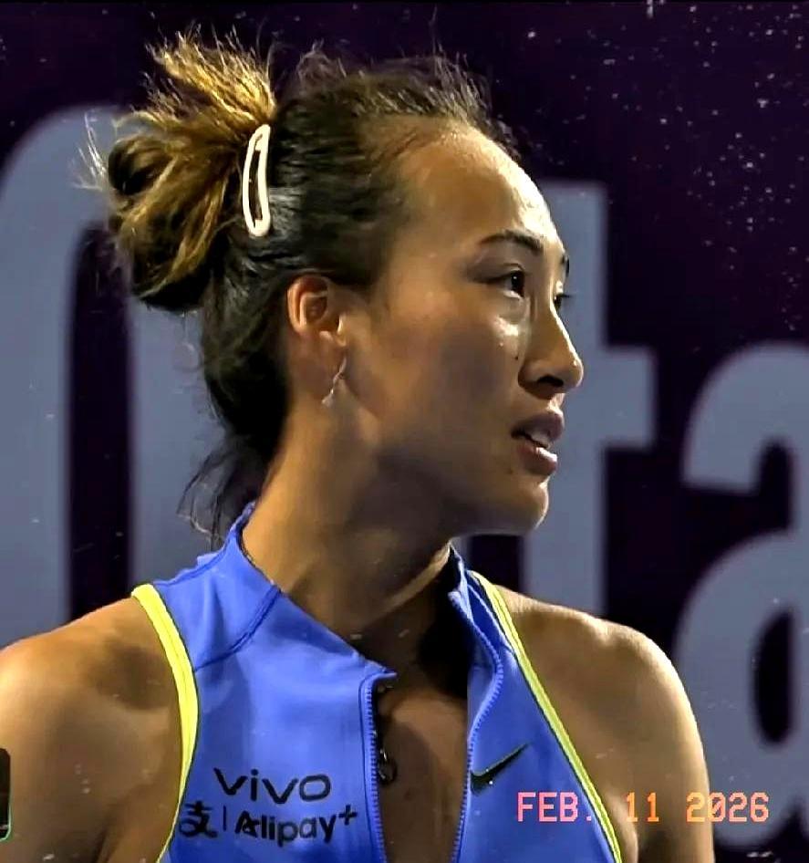 世界第五打资格赛选手，居然鏖战快三小时。第二盘，郑钦文被对手的发球轰得站不