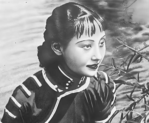 1925年，天津法租界的一间青楼内，24岁的张素贞正准备接待一位“熟客”。她刚解