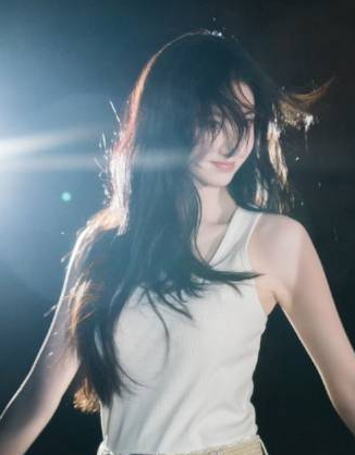 逆光中的景甜仿佛自带光环，温柔侧颜与梦幻光线交织成最美的画面