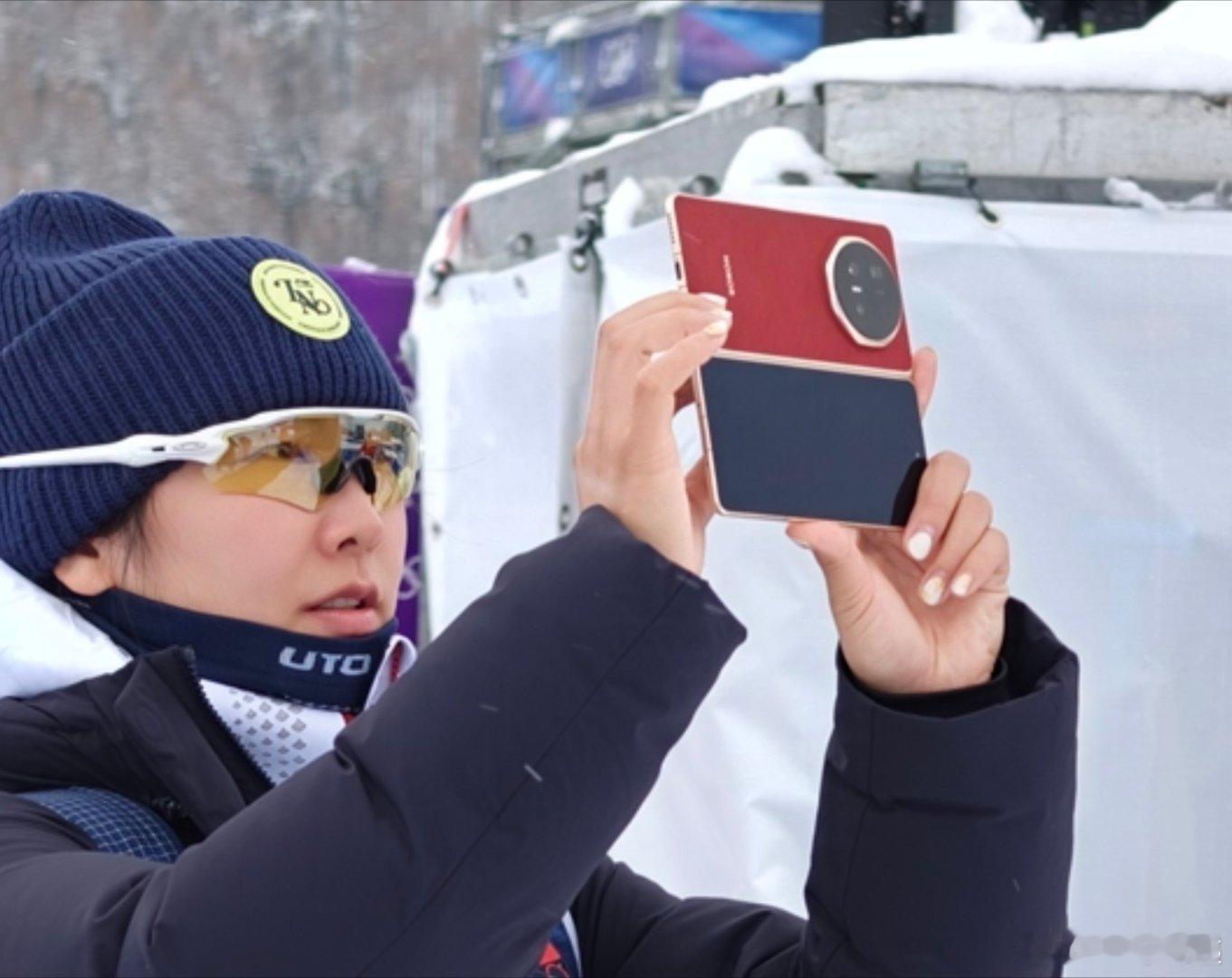 大家看，徐梦桃手里这台红色折叠屏，应该就是还没发布的荣耀MagicV6赤兔红了