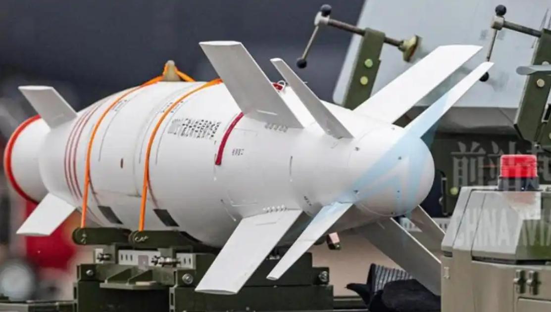 谁说钻地弹非得靠吨位称王？美军13.6吨的GBU57曾被捧为钻地界天花板，可央视