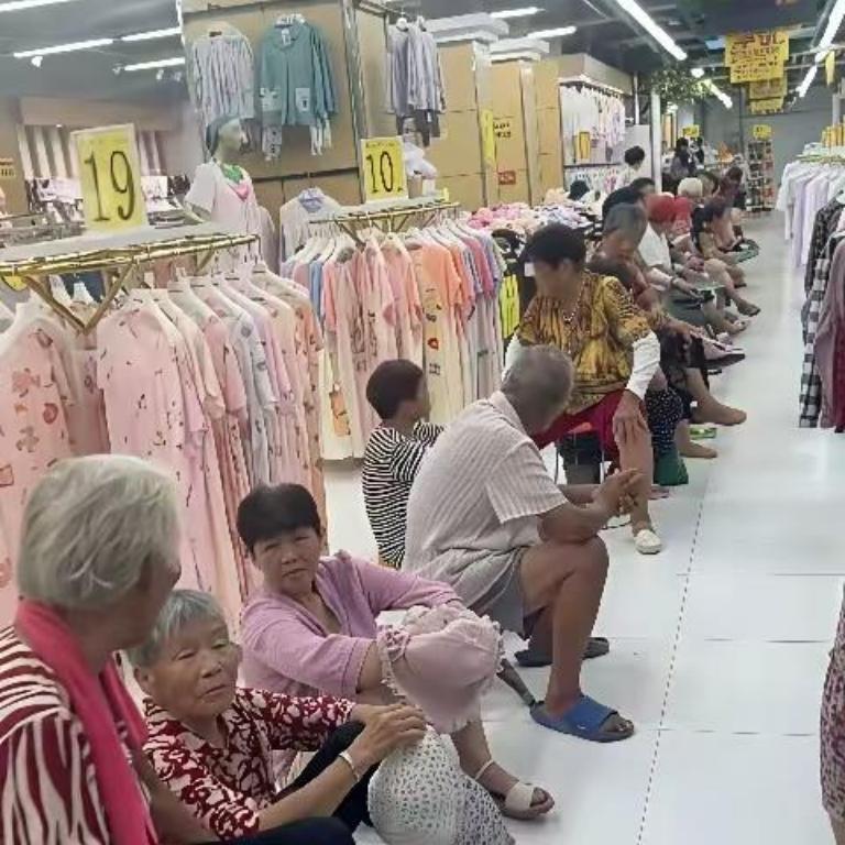 商场慢慢变成免费养老院，大家怎么看？说实话现在不少商场，快要成大爷大妈专属