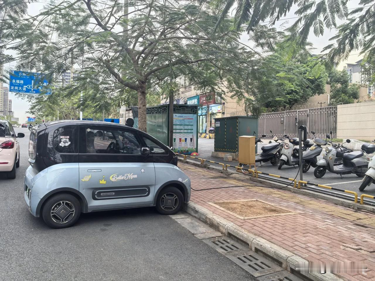 这电车充电太方便了！小区在底商车位上安装了充电桩，然后小车不需要进入小区里，在路