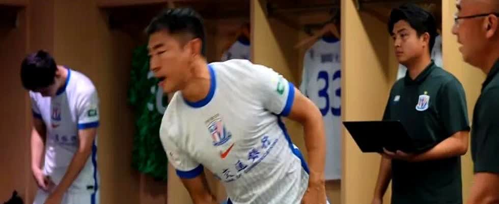 “不拼就散伙”——斯卢茨基把这句话甩在申花球员脸上，等于把全队架在火上烤。他