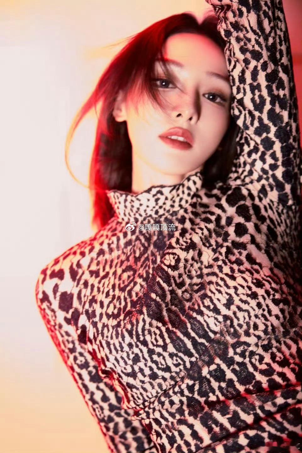 要不黄圣依学下彭小苒吧彭小苒以满分实力自信闪耀，似璀璨星辰照亮红毯。黄圣依