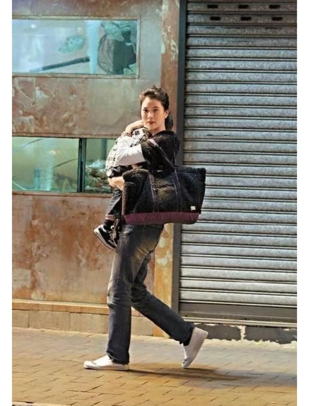 你可以质疑她其他的地方，但是颜值这一块真的是无可挑剔！这是刚生完宝宝没多久拍的