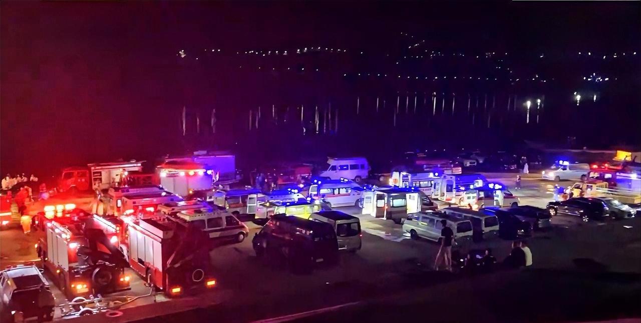 通宵救援！不放弃！此次游船倾覆事故已经造成了3人死亡，目前60人在医院紧急救治