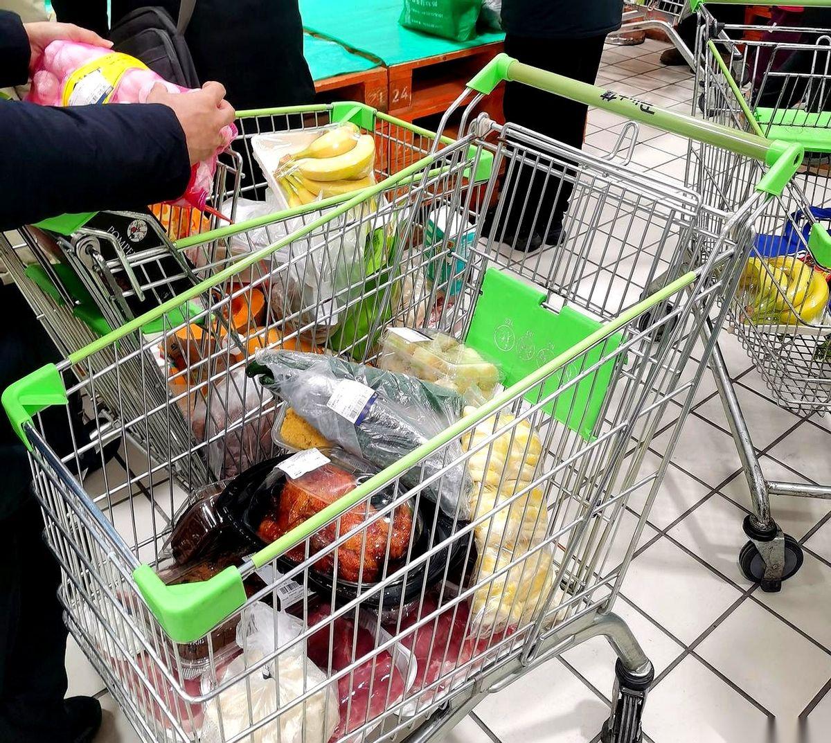 太原美特好，这个名字背后，藏着一句憋了很久的问话：“我卡里的买菜钱呢？”现在，