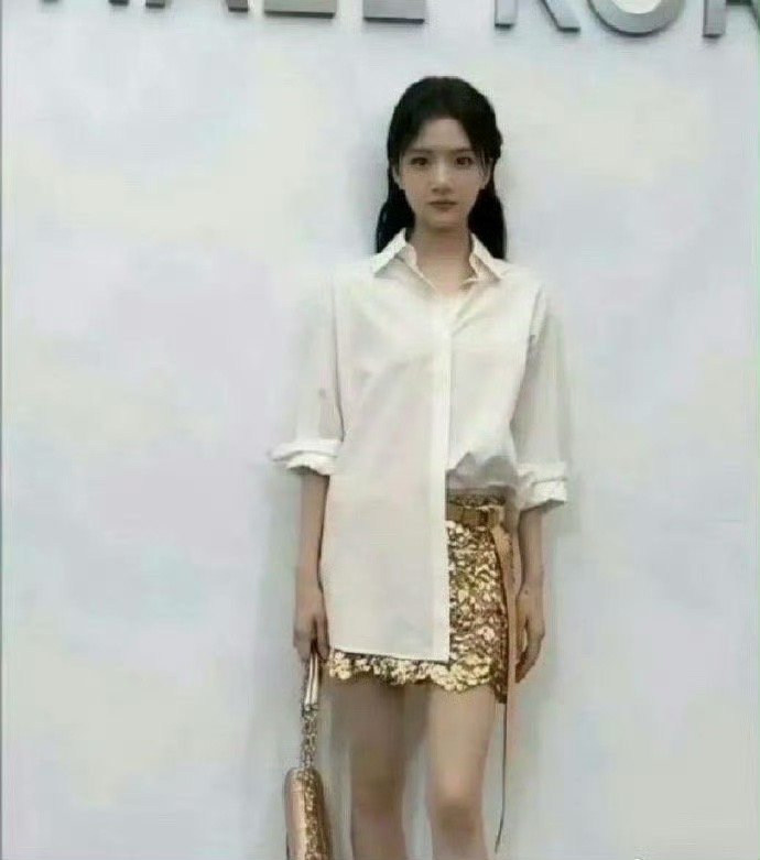 我去，任敏这么恐怖的吗，大腿是我见过最细的了，和小腿简直一样细。​​​